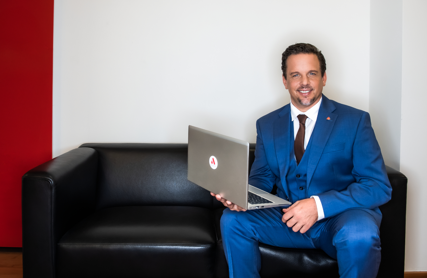 Mitarbeiter mit Laptop auf Sofa